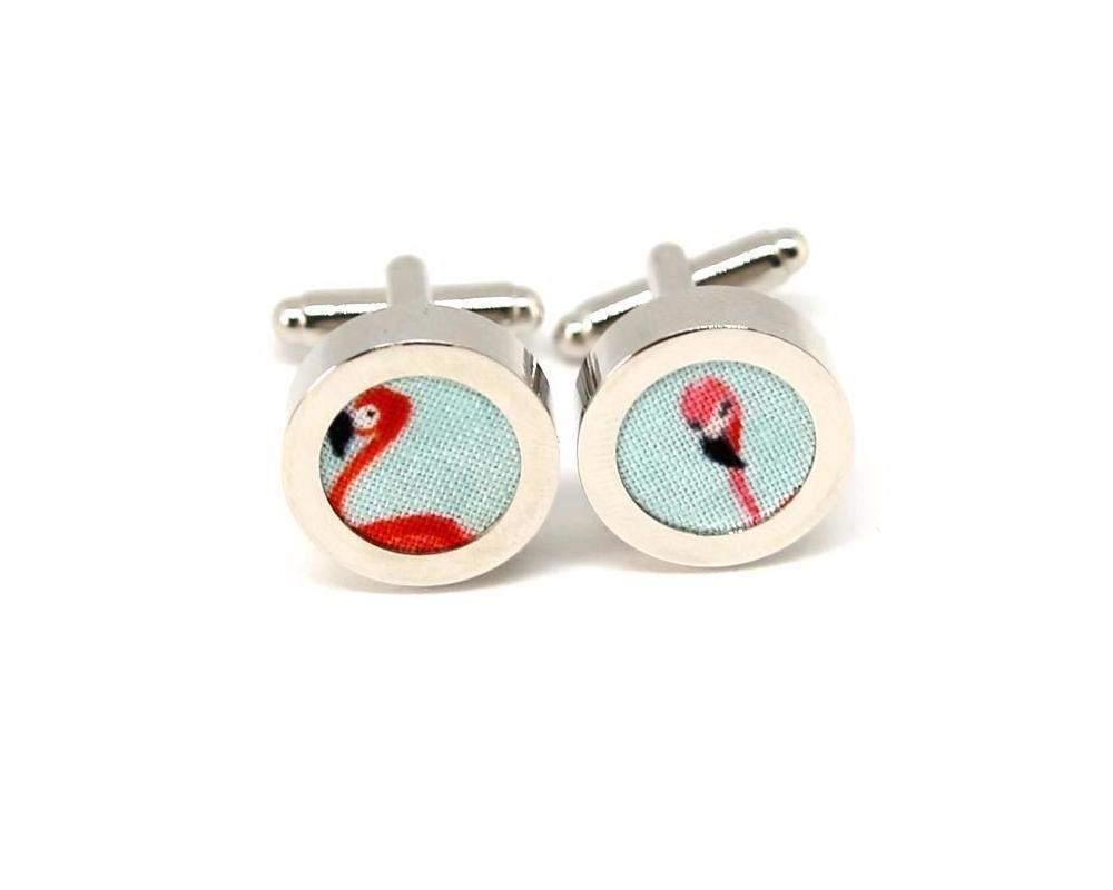 Gemelos de hombre con diseño de flamencos rojos sobre fondo azul claro, detalle textil