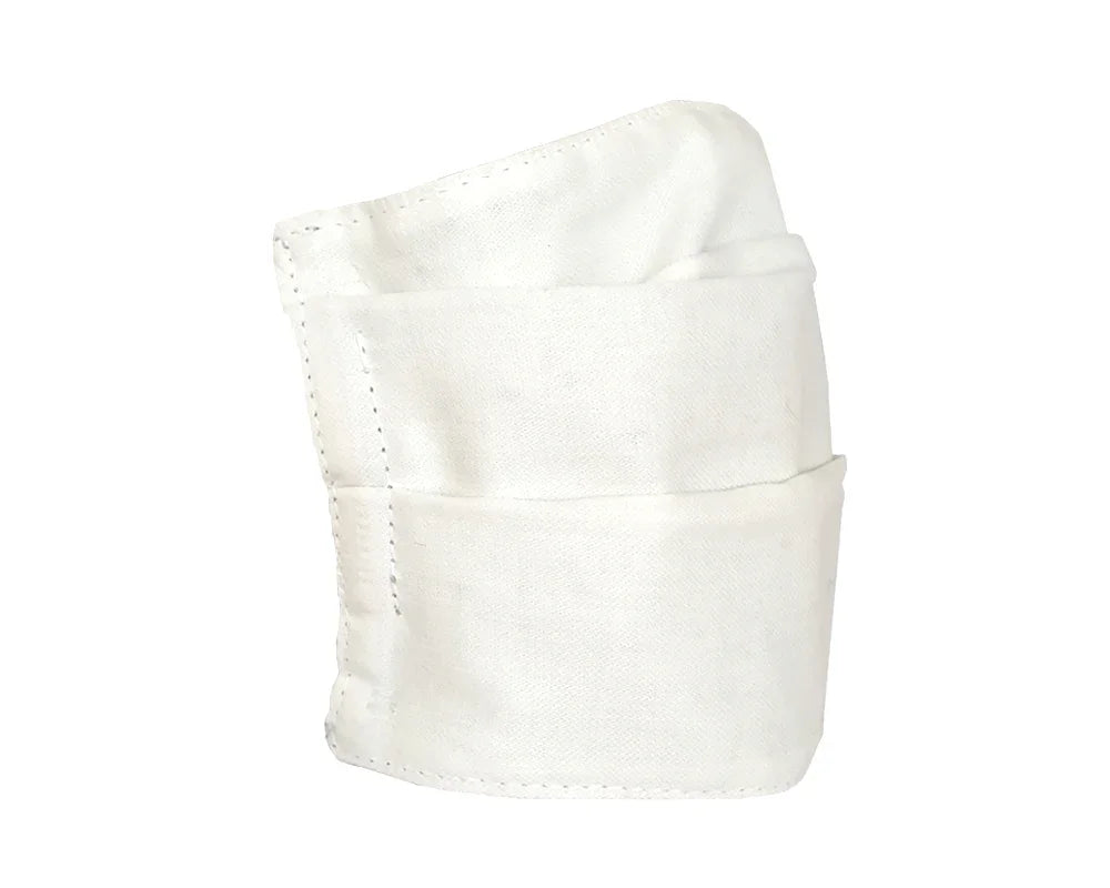 Mascarilla facial blanca de tela plegada, diseño simple y costuras visibles