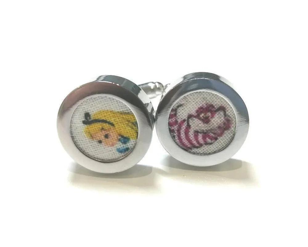 Gemelos redondos de metal hechos a mano con diseños frikis de Alicia y gato de Cheshire en tela