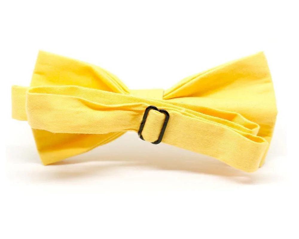 Pajarita amarilla lisa hecha a mano con cierre ajustable, fondo blanco