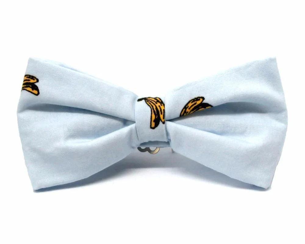 Pajarita original azul claro con estampado de bananas amarillas, hecha a mano en España