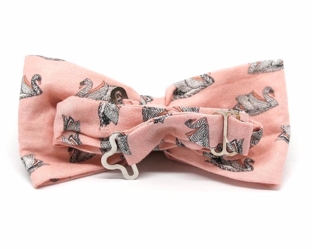 Pajarita rosa con estampado de cisnes blancos, diseño original y hecho a mano en España