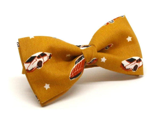 Pajarita mostaza con estampado de coches y estrellas en tela, estilo original y divertido
