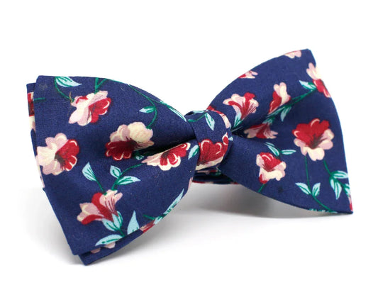 Pajarita azul con estampado de flores burdeos y crema, accesorio masculino original y hecho a mano