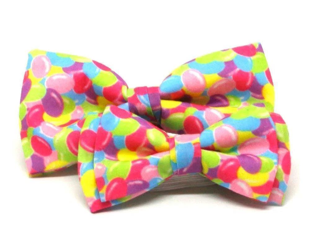 Dos pajaritas de colores vibrantes con diseño de gomitas multicolor sobre fondo blanco