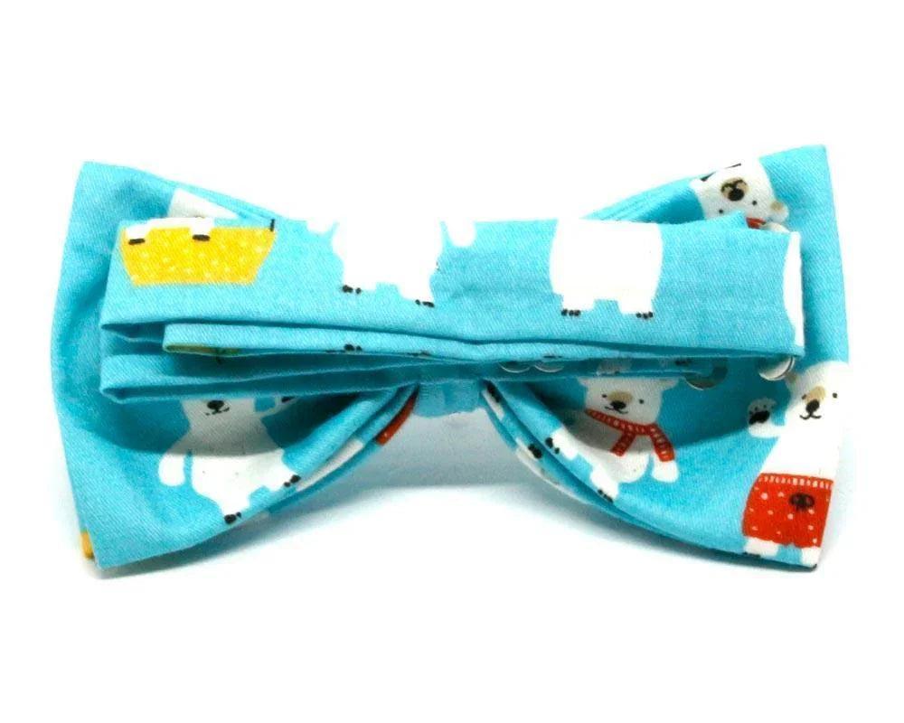 Pajarita azul con estampado de osos polares blancos y detalles en rojo y amarillo, complemento divertido y original