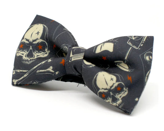 Pajarita negra con estampado de calaveras y estrellas naranjas, diseño original y friki hecho a mano en España