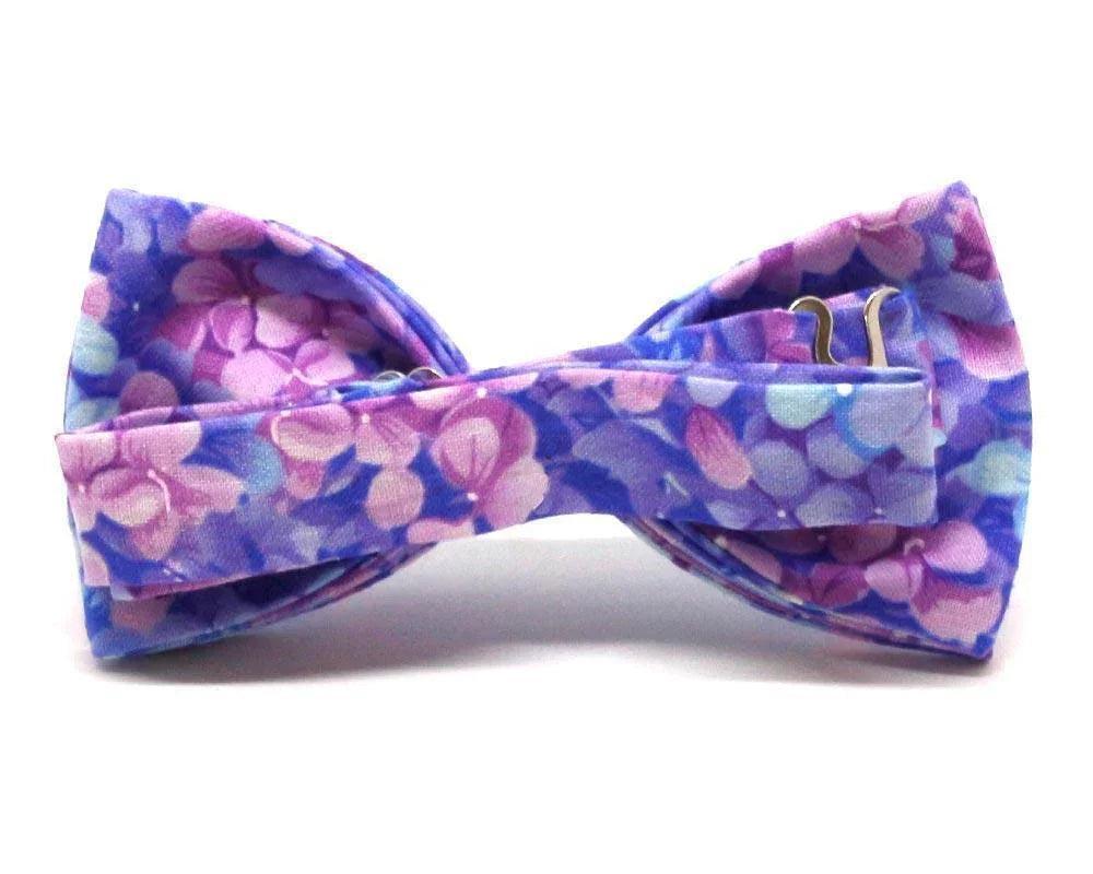 Pajarita original con estampado de hortensias moradas y rosas, diseño floral artesanal para hombre y niño