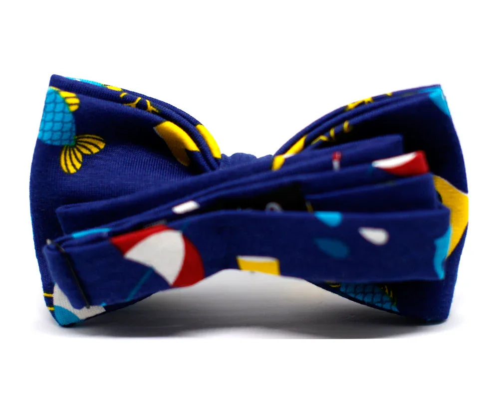 Pajarita azul marino con diseño original de peces y detalles amarillos, hecha a mano en España