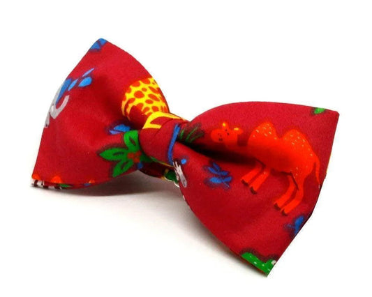 Pajarita roja con estampado de animales de la jungla como camello y jirafa, diseño original y divertido