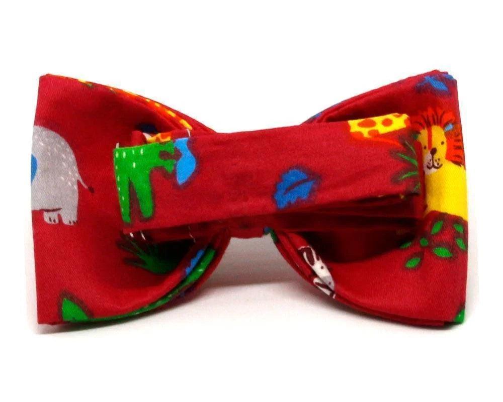 Pajarita roja con diseño de animales de la jungla como elefante, jirafa y león, original y divertida