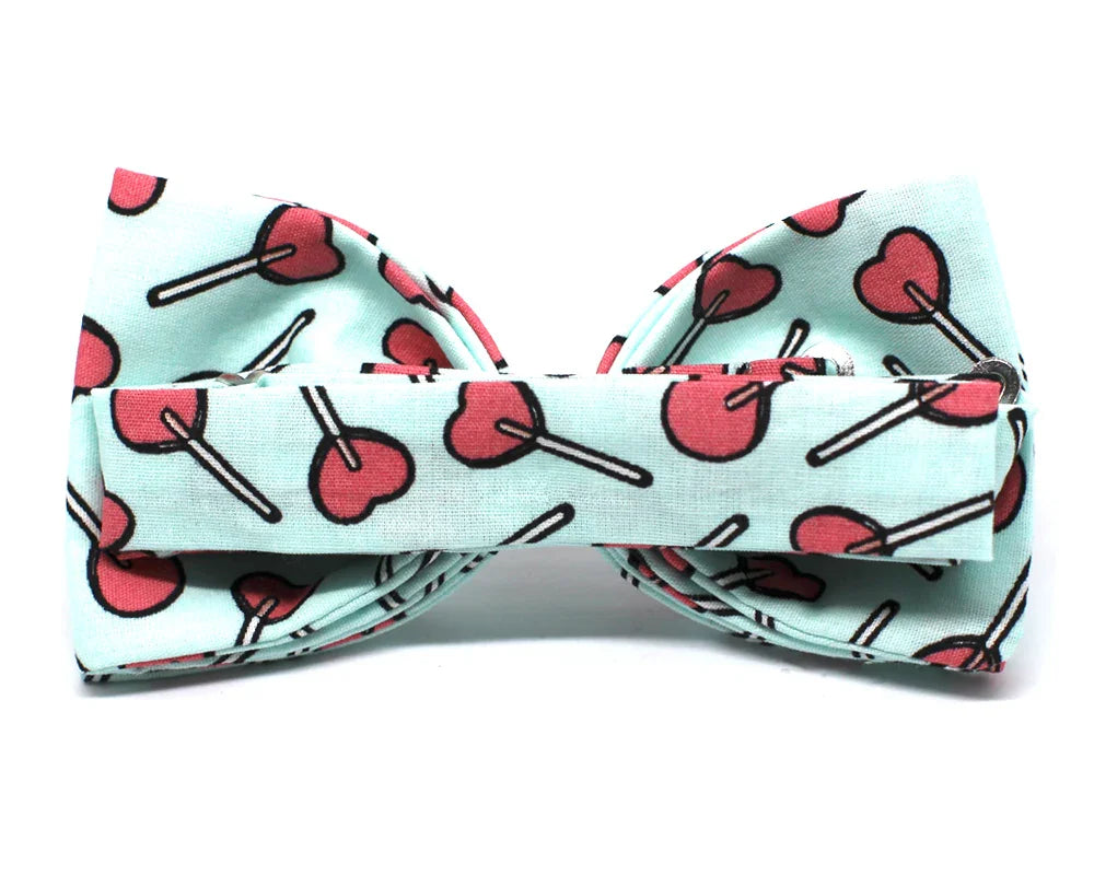 Pajarita azul clara con estampado de piruletas rojas en forma de corazón, diseño original y friki