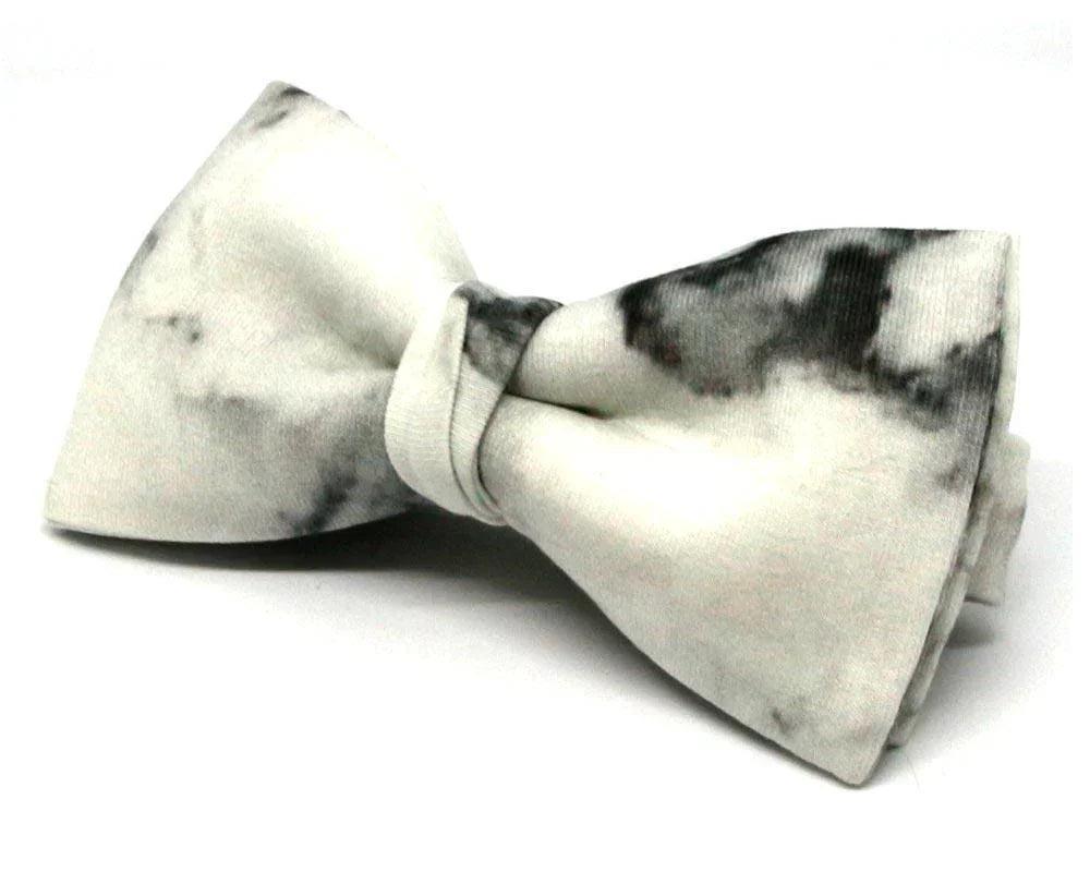 Pajarita de tela con estampado marmolado en tonos blanco y negro, complemento original para hombre
