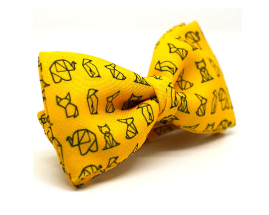 Pajarita amarilla con estampado de animales estilo origami, complemento original hecho a mano