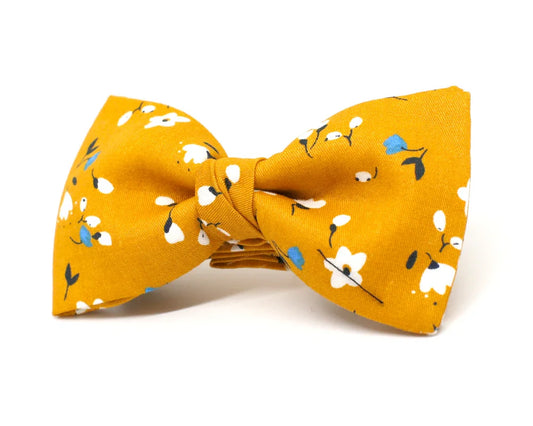 Pajarita mostaza vintage con estampado floral blanco y azul, hecha a mano en España