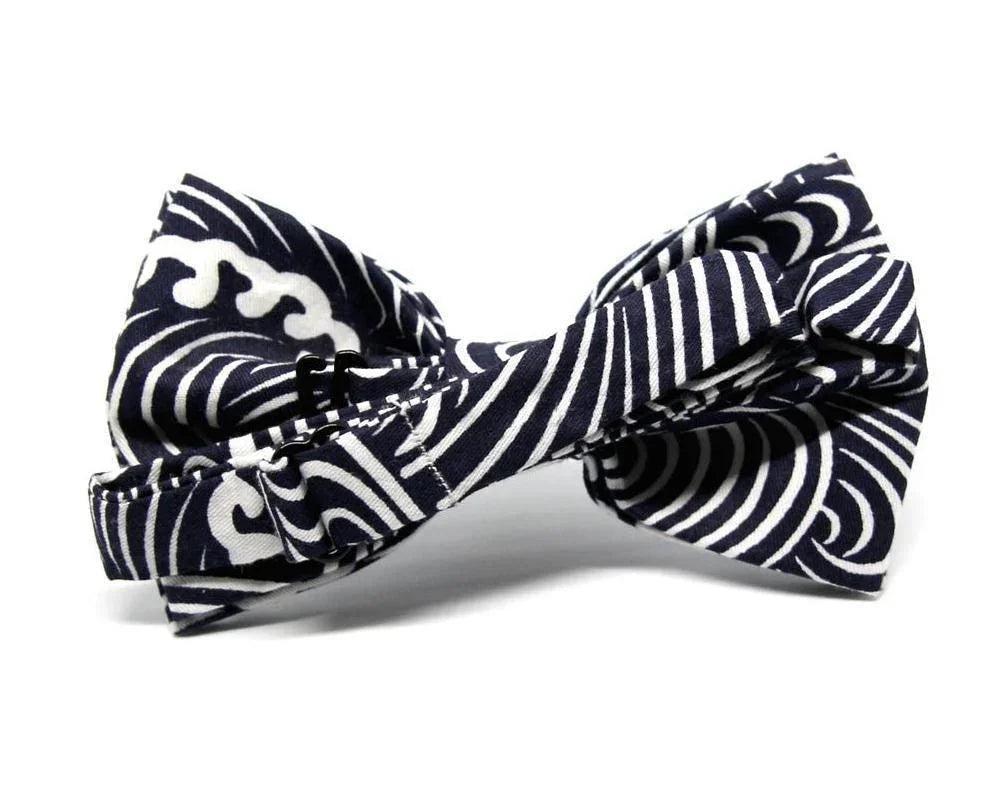 Pajarita artesanal con estampado de olas blanco y negro, diseño original y friki para hombre y niño