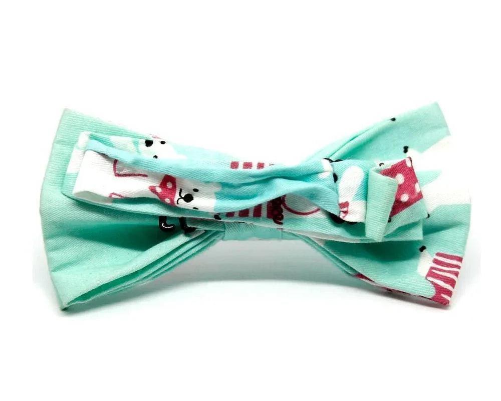 Pajarita original de color turquesa con estampado de osos blancos con pajaritas rojas, hecha a mano en España