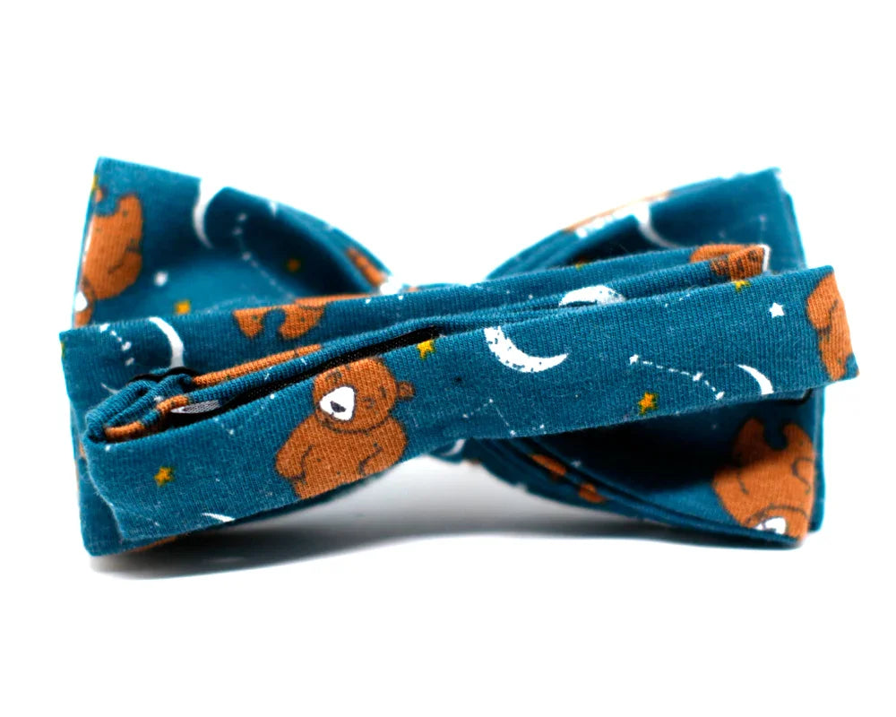 Pajarita azul con diseño de osos espaciales, estrellas y lunas, complemento original y divertido