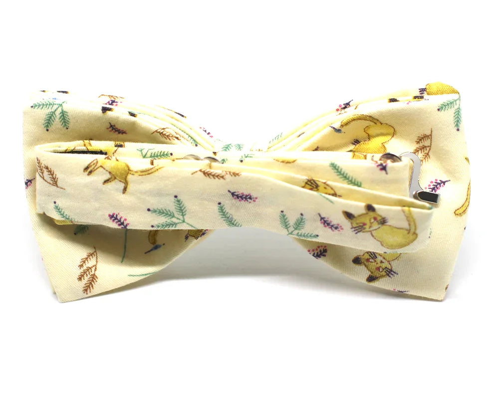 Pajarita original hecha a mano con estampado de gatos amarillos y hojas, diseño divertido y único