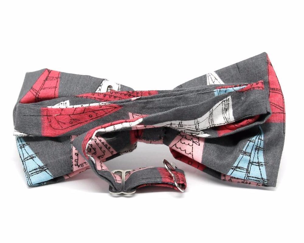 Pajarita original con diseño de barcos en tonos rosa, rojo, azul y gris, hecha a mano