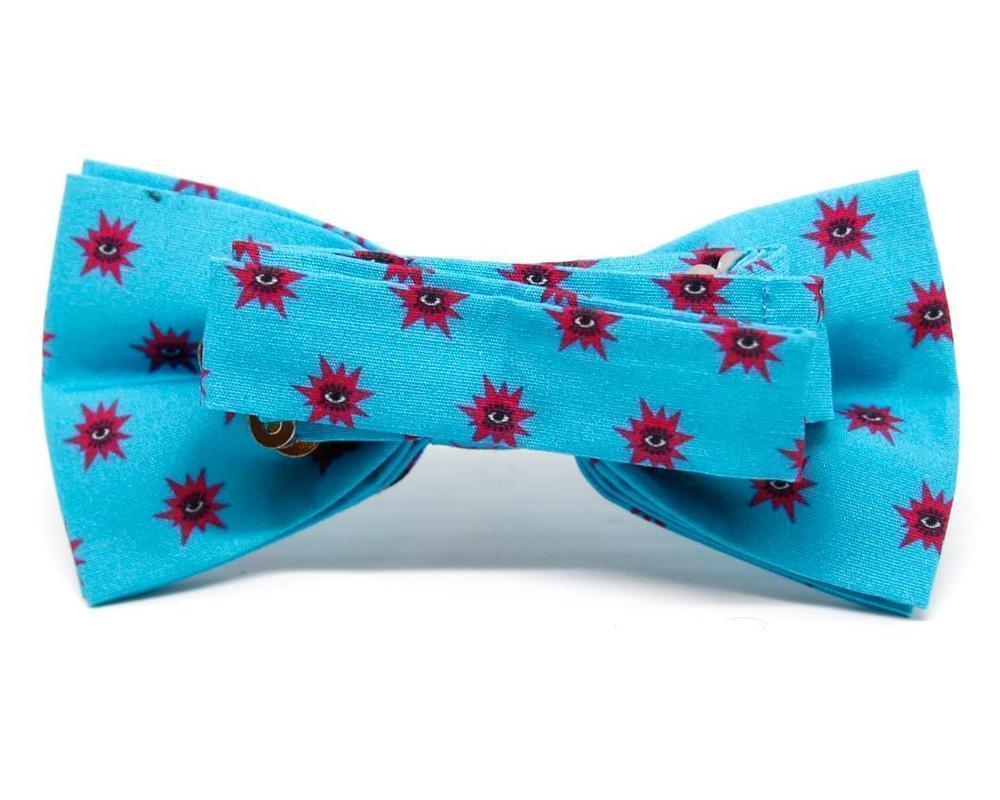 Pajarita azul con estampado original de ojos dentro de estrellas rojas, diseño divertido y friki