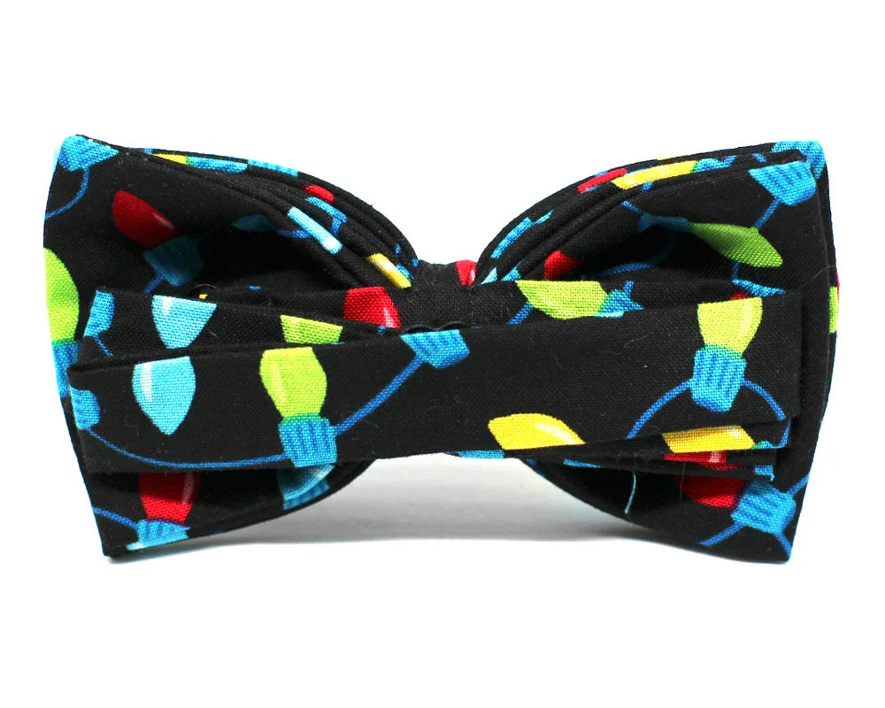 Pajarita negra con estampado de luces navideñas en colores rojo, azul, verde y amarillo, diseño friki y original