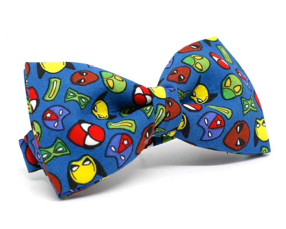 Pajarita azul con estampado de caras de superhéroes en colores rojo, amarillo, verde y morado, original y friki