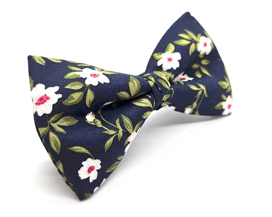 Pajarita flores blancas y fondo azul