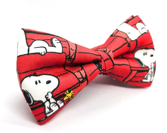 Pajarita los Snoopy fondo rojo