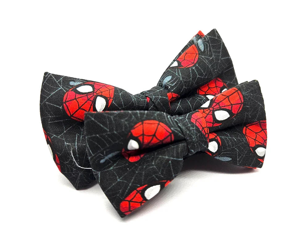 Corbatines negros con diseño de máscara de Spiderman roja y telarañas blancas