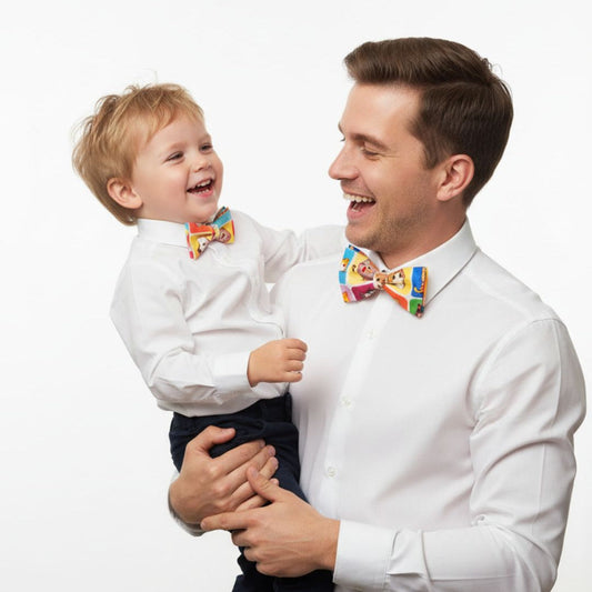 Padre e hijo con pajarita multicolor gatos