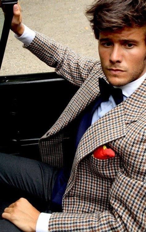 Hombre con chaqueta de cuadros, camisa blanca y pajarita negra, estilo elegante y original