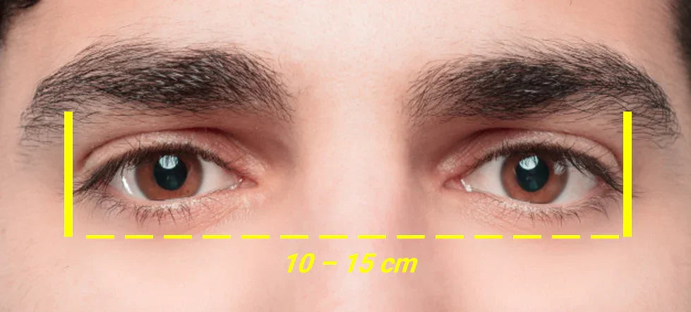 Medición a mano alzada entre ojos de hombre para elegir tamaño de pajarita original y friki