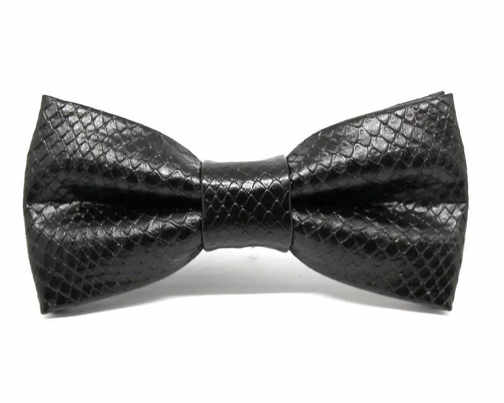 Pajarita de cuero negro con textura de escamas, diseño elegante y original para hombre