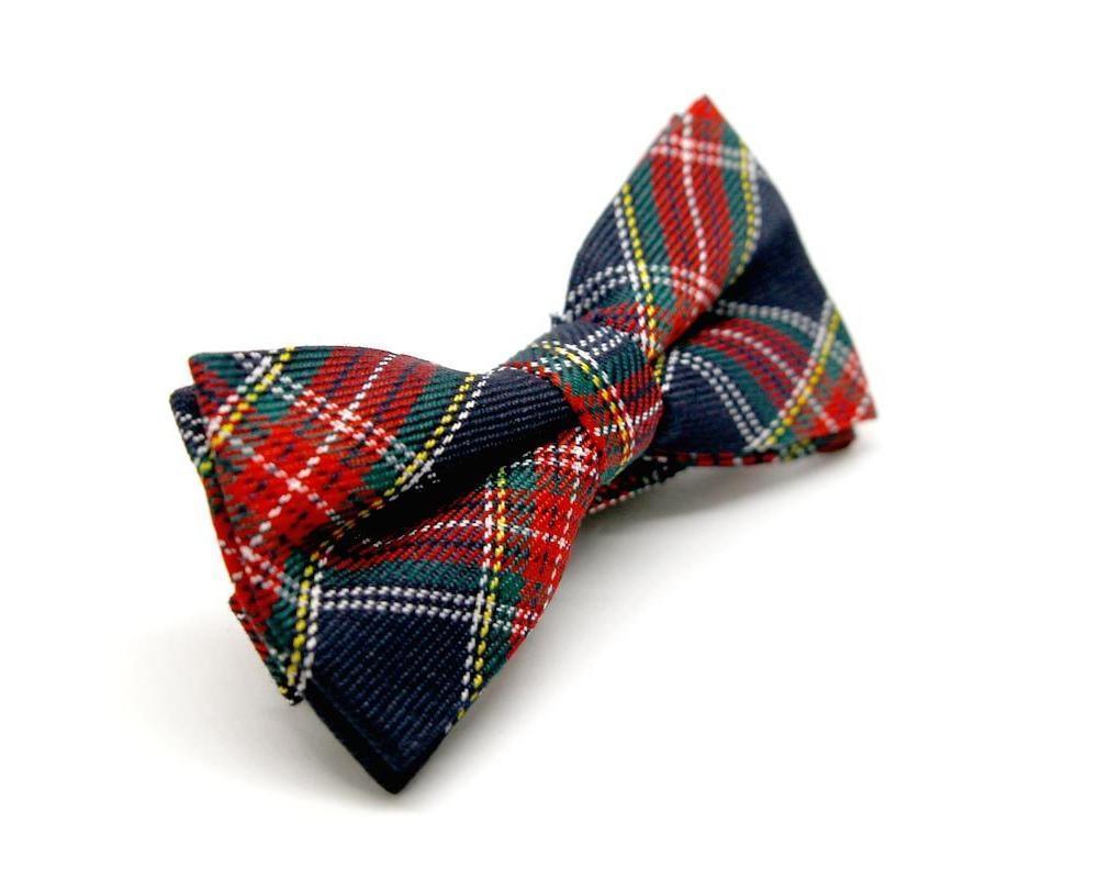 Pajarita de cuadros escoceses en colores rojo, verde y azul sobre fondo blanco