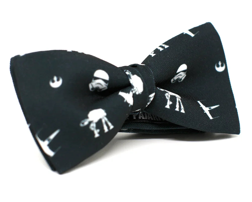Pajarita negra con estampados blancos de temática La Guerra de las Galaxias, original y friki