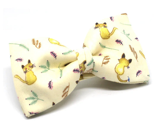 Pajarita de tela beige con estampado de gatos amarillos y hojas otoñales, diseño original y divertido