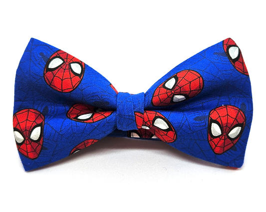 Pajarita Spiderman fondo azul