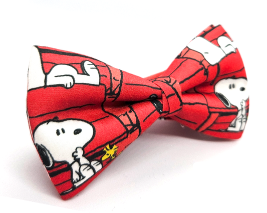 Pajarita los Snoopy fondo rojo