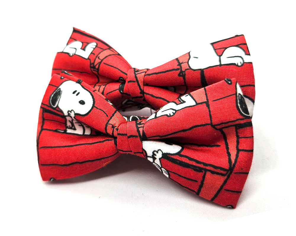 Pajarita los Snoopy fondo rojo