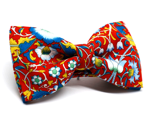 Pajarita roja con flores