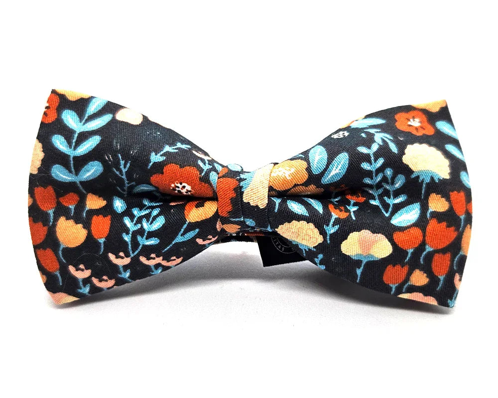 Pajarita original negra con estampado de flores naranjas, azules y beige hecha a mano en España