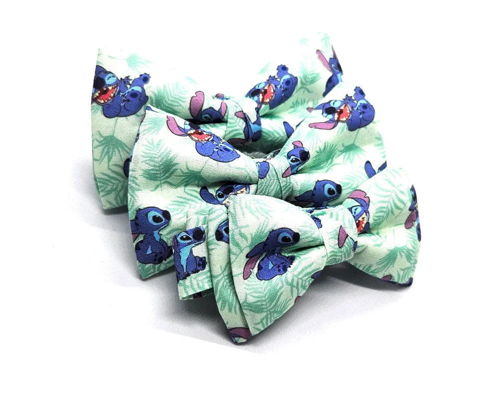 Pajaritas originales para hombre y niño con diseño divertido de personaje azul sobre fondo verde claro con hojas