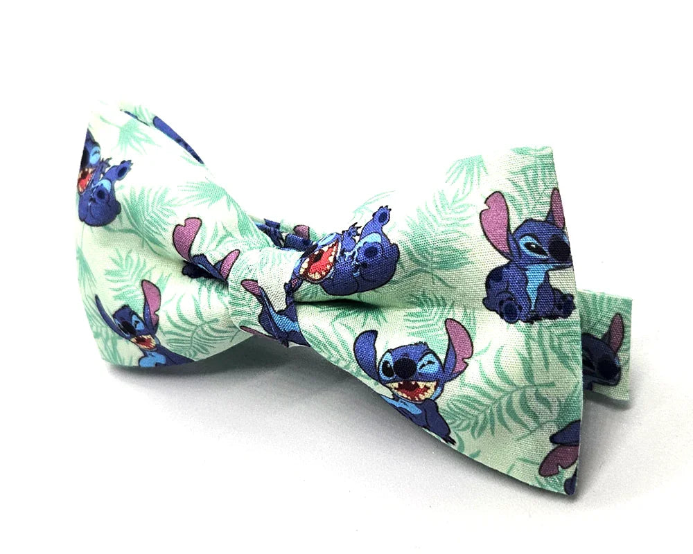 Pajarita original con estampado de Stitch azul y hojas verdes, diseño divertido y friki para hombre y niño