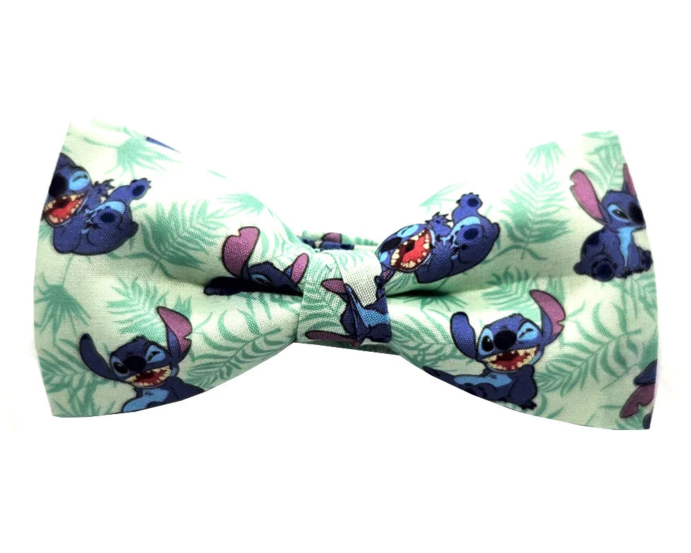 Pajarita original con estampado de Stitch azul sobre fondo verde claro con hojas, accesoria friki para hombre y niño