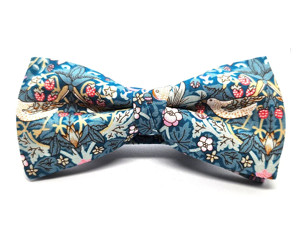 Pajarita azul con estampado de pájaros y flores, diseño original y hecho a mano