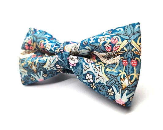 Pajarita original hecha a mano con estampado azul de pájaros y flores, complemento masculino único