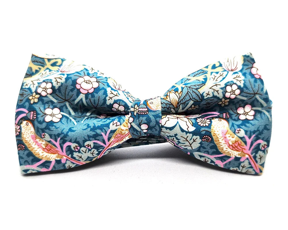 Pajarita azul con estampado de pájaros y flores, diseño original y hecho a mano