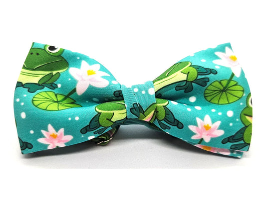 Pajarita con fondo verde turquesa y ranas verdes con nenúfares rosas, tamaño adulto